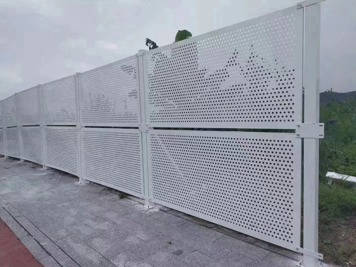 PVC工地圍擋耐用性探析：抗候、抗沖擊、抗化學品等優(yōu)勢【旭東鋼構圍擋】